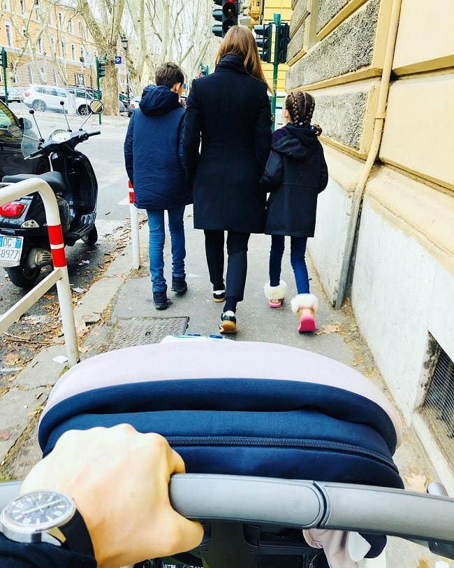 A picture of Stefano Accorsi with his kids and wife Bianca Vitali.